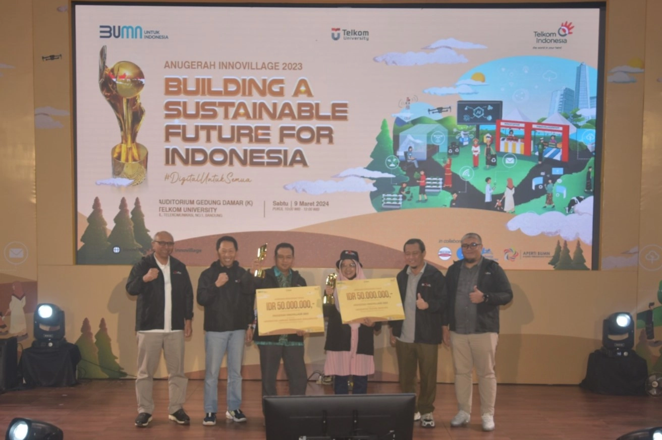 Direktur Utama Yayasan Pendidikan Telkom, Dodi Irawan (paling kiri); SGM Community Development Center Telkom, Hery Susanto (kedua dari kiri); Ketua Pelaksana Program Innovillage 2023, Ir. Ahmad Tri Hanuranto (kedua dari kanan); dan AVP Program & Partnership Telkom, Averyadi Setiawan (paling kanan) saat menyerahkan apresiasi kepada peserta Innovillage 2023 beberapa waktu lalu.